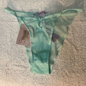 Savage x Fenty cute little set brand new with tags wire no padding bra